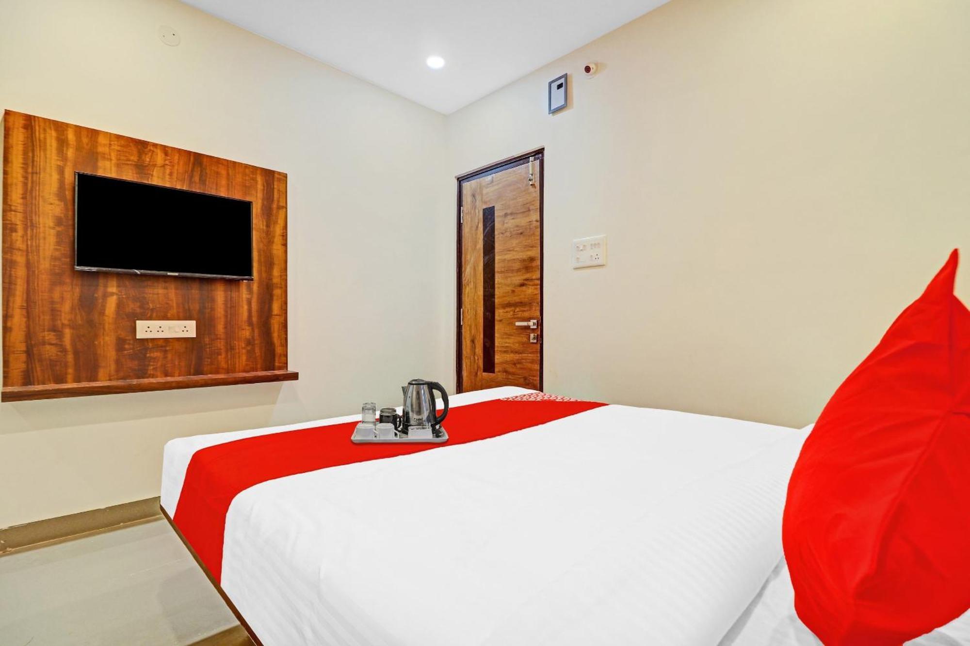 OYO 70047 Hotel Night Eye Haiderabad Buitenkant foto